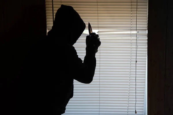 Bıçaklı Bir Suçlu Pencereden Gözetliyor Hırsız Eve Giriyor Telifsiz Stok Imajlar