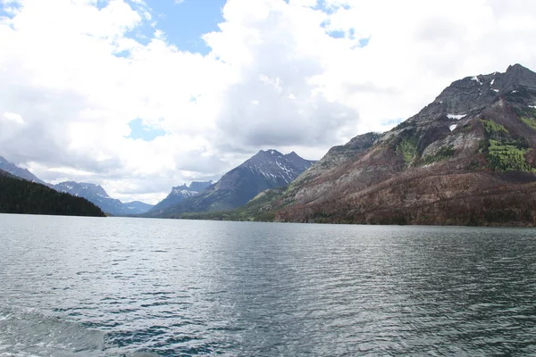 Всередині Озера Waterton Альберта Канада — стокове фото