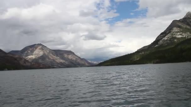 蒙大拿州冰川国家公园 沃特顿湖 艾伯塔省 平头湖 — 图库视频影像