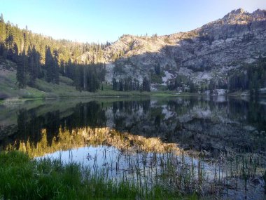Trinity Alps California'da Vahşi Doğa Manzarası