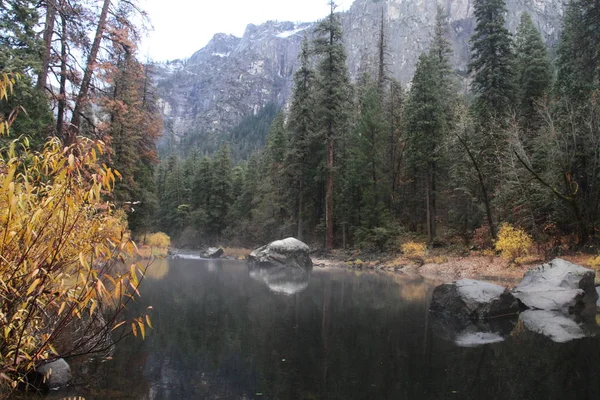 Sonbaharda Yosemite Milli Parkında Doğa — Stok fotoğraf