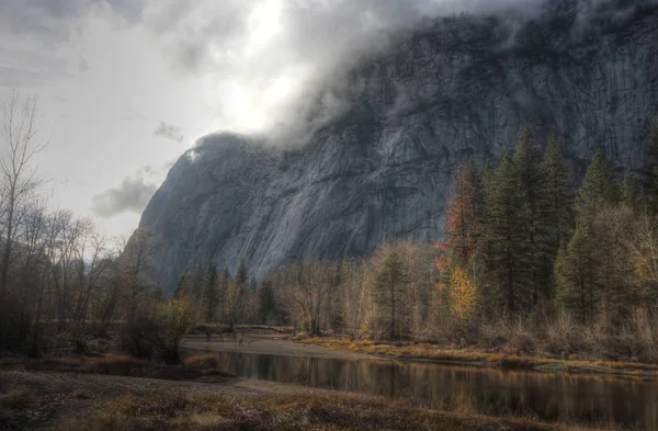 Natura Parku Narodowym Yosemite Jesienią — Zdjęcie stockowe