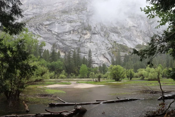 Yosemite in primavera, Mirror lake — Foto Stock