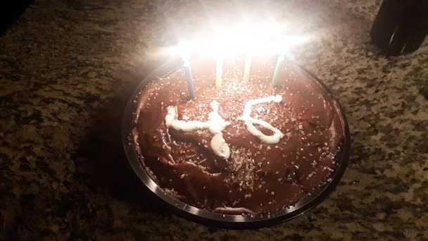 46Esimo Compleanno Torta Con Candele — Video Stock