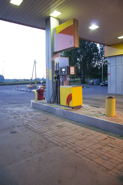Stacja benzynowa, w pobliżu drogi — Zdjęcie stockowe