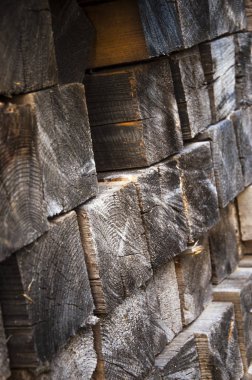 Bıçak işlenmiş ahşap sıkıştı