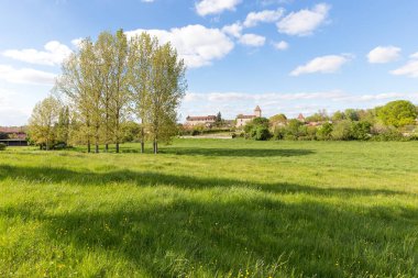 Bahar genel bir manzarada Dordogne, Fransa.