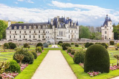 Güzel Chateau de Chenonceau Bahçe yoldan kalenin Loire Valley, Fransa ile