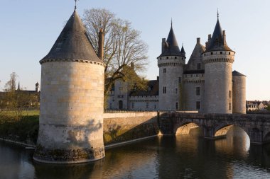Chateau de Sully-sur-Loire, Fransa. Bu Ortaçağ Kalesi Loire Valley bir Avrupa'nın ünlü seyahat yer. Günbatımında bir köprü ile eski kale görünümü.