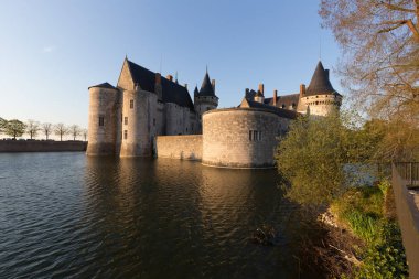 Kale Sully-sur-Loire, Fransa Bahçe göl günbatımı ile Overwiew