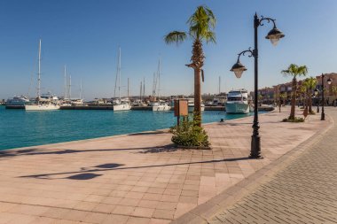 Hurghada, Mısır - 27 Eylül 2016: Hurghada'daki Yeni Marina bulvarı