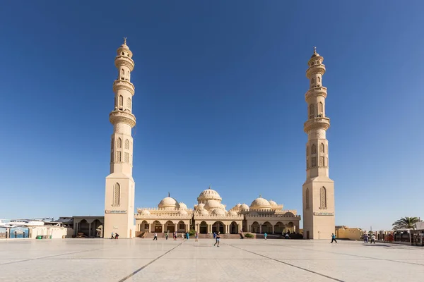 Hurghada, Egypt - September 27, 2016: Front view of Mosque in Hurghada with minaret sunny day — Stock Photo, Image