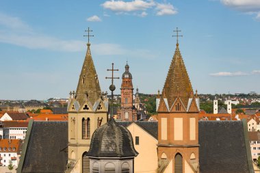Wuerzburg, Almanya - 20 Mayıs 2018: Towers of Parish Church St. Burkard Wuerzburg Almanya