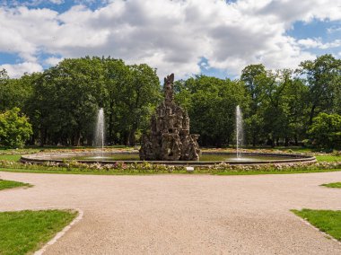 Erlangen, Almanya, 18 Ağustos 2019: Erlangen Bavyera'daki barok saray bahçesinin çeşmesi, Almanya