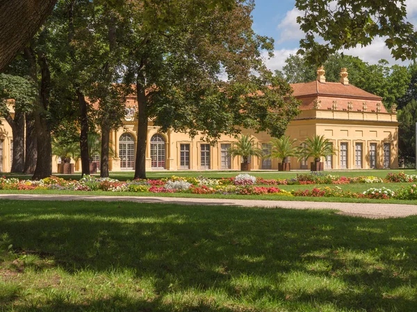 Oranjerie door bomen barokke paleistuin in Erlangen Beieren, Duitsland — Stockfoto