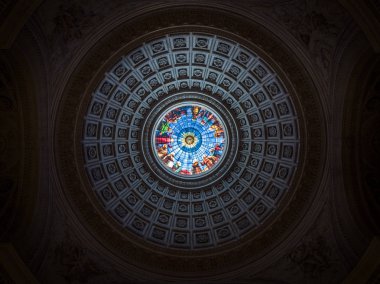 Dreux, Fransa, 30 Nisan 2019: Chapel Royal Saint Louis'de yuvarlak tavan yapımında sanatsal vitray pencereler