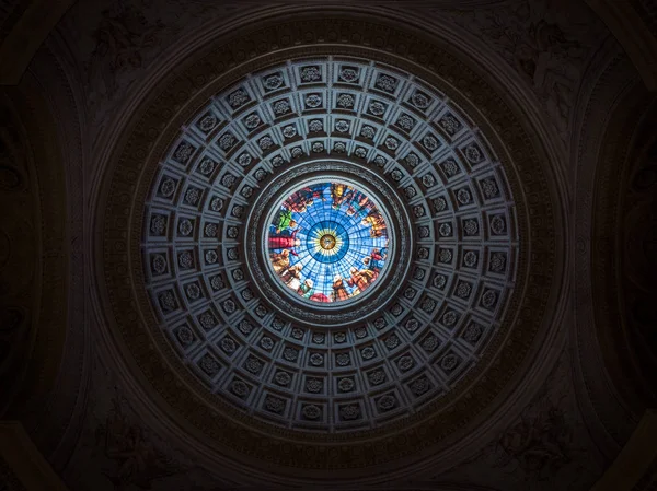 Dreux, Francia, 30 de abril de 2019: vidrieras artísticas en la construcción de techos redondos en la Capilla Real de San Luis — Foto de Stock