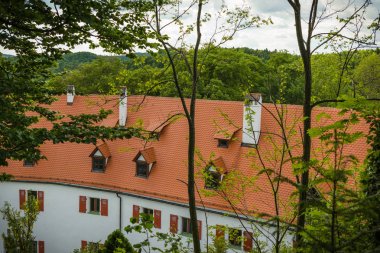 Etzelwang, Almanya, 25 Mayıs 2017: Bavyera Upper Palatinate'deki Neidstein Kalesi. Harabeden ana binanın havadan görünümü. 2006'dan 2009'a kadar Nicolas Cage'in sahibi