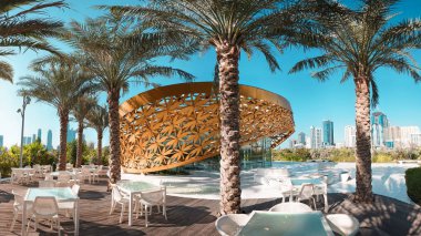 Kelebek Adası, Sharjah, Birleşik Arap Emirlikleri - 2, 2018: Sergi köşk kelebek Cityscape zemin karşı