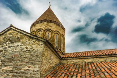 Kiremitli çatıları Ortaçağ tapınağın Ananuri kale kompleksi, Georgia, May.2017