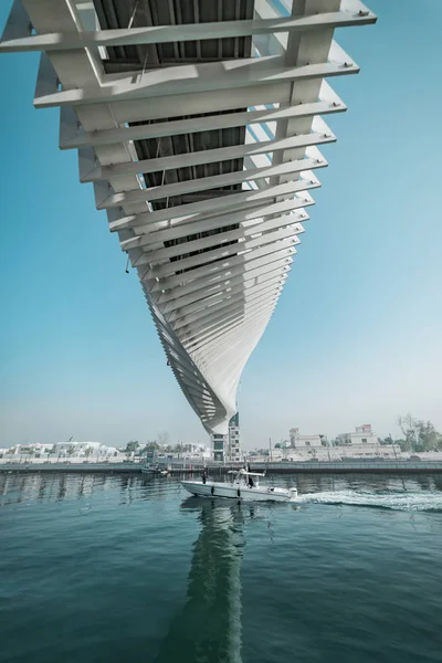 Ponte Futurista Incrível Através Canal Água Dubai Dubai Janeiro 2018 — Fotografia de Stock