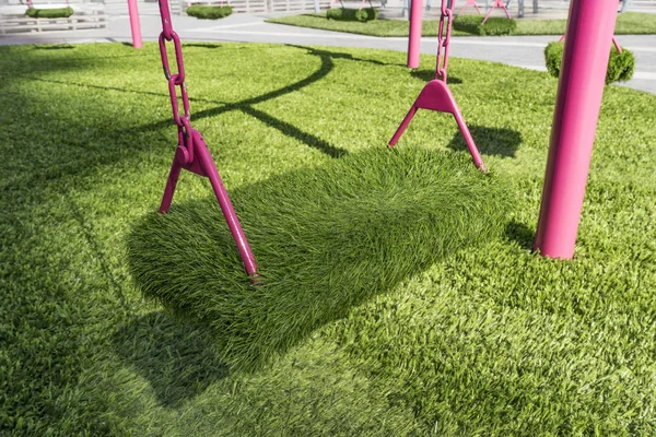 Nadýchané Swing Zeleném Trávníku — Stock fotografie