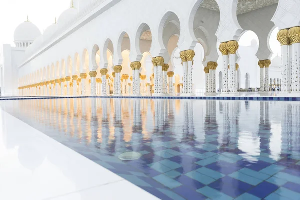 Kar-beyaz Galeri havuzlu. Büyük Sheik Zayed Camisi, Abu Dhabi, Emirates,Sep.2016