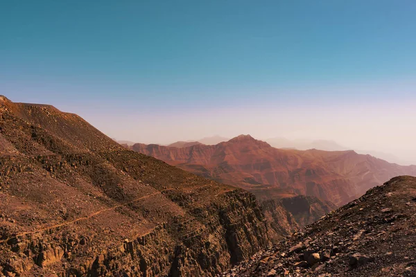 Kırmızı vahşi dağlar, Ras Al Khaimah, Birleşik Arap Emirlikleri, Mar.2018 çarpıcı manzara