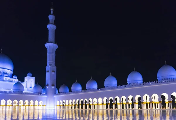 Minare gece manzarası. Büyük Sheik Zayed Camisi, Abu Dhabi, b. a. Emirlikleri, Nov.2017