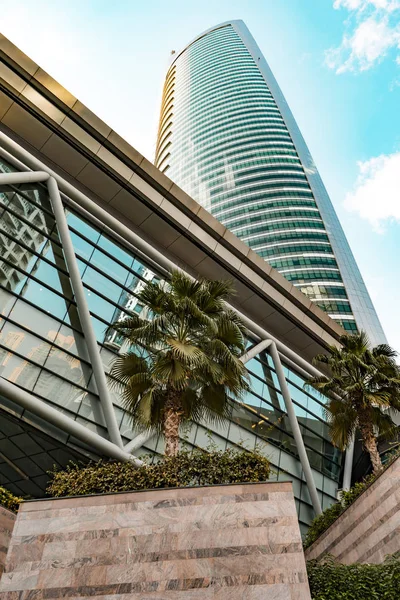 Jumeirah Lakes Towers, Dubai, Birleşik Arap Emirlikleri - Dec.15, 2017: Gökdelen - Almas Tower. Bakış açısı