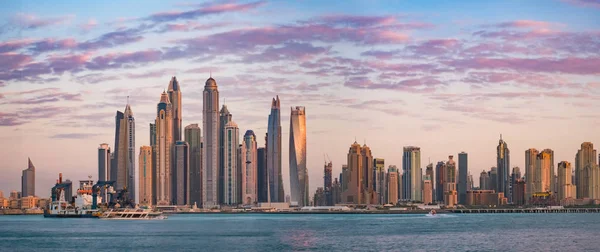 Jbr. Emirates, Dubai, Jumeirah Beach Residens ve Dubai Yat Limanı, Dec.2017 pembe günbatımı