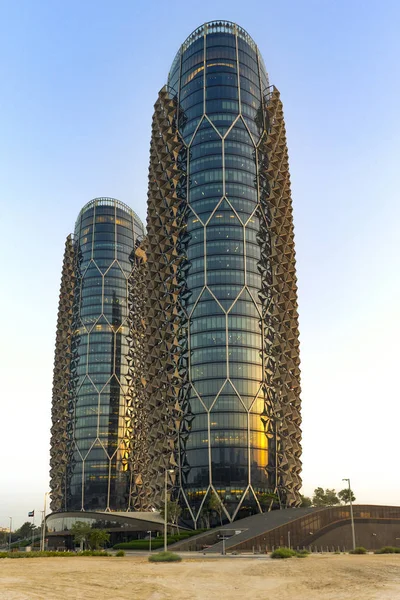 Abu Dhabi, Birleşik Arap Emirlikleri - Apr.14, 2017: Al Bahr kuleleri - eşli kule - gökdelenler mimar Jean Nouvel tarafından inşa edilmiş. Mashrabiya tarzında yenilikçi cephe