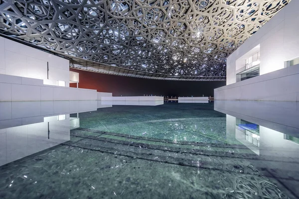 Louvre, Abu Dhabi, Birleşik Arap Emirlikleri - Dec.29, 2017: galerinin bir ajur aydınlık kubbe altında deniz suyu ayakta beyaz corpss