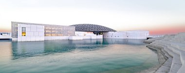 Louvre, Abu Dhabi, Birleşik Arap Emirlikleri - Dec.29, 2017: Fransız ünlü Müzesi mimar Jean Nouvel - gündoğumu, Tribune panoramik görünüm