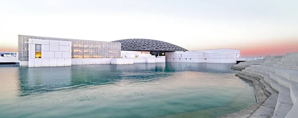 Louvre, Abu Dhabi, Birleşik Arap Emirlikleri - Dec.29, 2017: Fransız ünlü Müzesi mimar Jean Nouvel - gündoğumu, Tribune panoramik görünüm