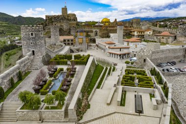 Rabati Kalesi, Akhlatsikhe, Gürcistan - Mayıs, 2017: Panoramik yeniden oluşturulan ortaçağ kasabası - Castl. Mimari ve tarihi miras Gürcistan. UNESCO