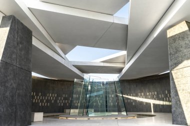 Abu Dhabi, Birleşik Arap Emirlikleri - Oct.26, 2018: Wahat Al Karama - Savaş Anıtı ve anıt Abu Dabi. Pavilion onur. Bir çokgen yapısı whith yedi cam paneller - yedi Emirlikleri.