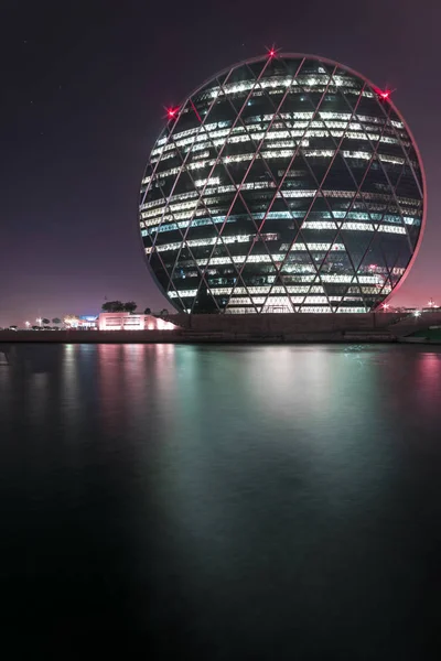 Aldar Genel Müdürlük Binası, Abu Dhabi, Birleşik Arap Emirlikleri - Oct.26, 2018: Geceleri ikonik ve fütüristik ticari bina