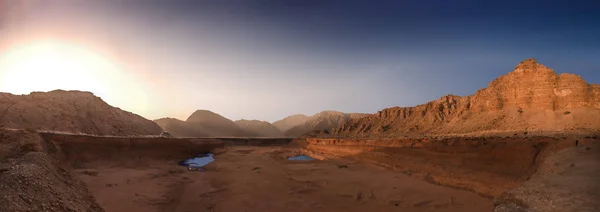 Сухое Озеро Пустыне Окруженное Скалами Панорамный Вид Киев Июня — стоковое фото