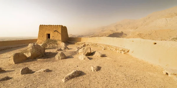 Dağ manzarası bir kale ile çölde. Dhayah Fort. Ras Al Khaimah, Birleşik Arap Emirlikleri, Jun.2018