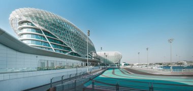 Yas Island, Abu Dhabi, Birleşik Arap Emirlikleri - Jun.23, 2018: Yas Viceroy Hotel F1 Yas Marina devre boyunca inşa edilmiştir. Abu Dabi simgelerinden biri bilinir ve fütüristik bir tasarıma sahiptir.