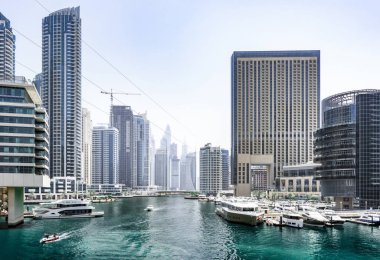 Dubai Yat Limanı - mavi bir koy, yatlar ve gökdelenler bir cityscape bakış