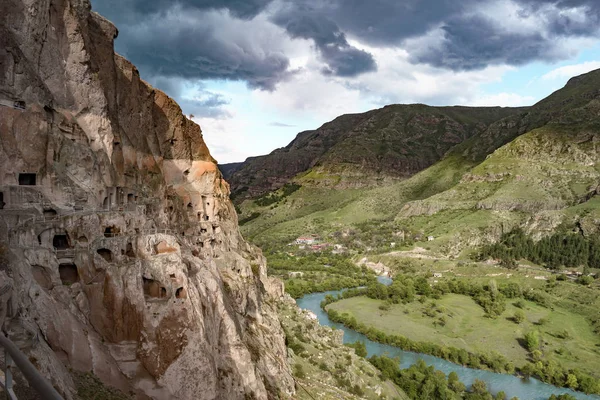 Global View, Geórgia, Vardzia, Fortaleza das Cavernas — Fotografia de Stock