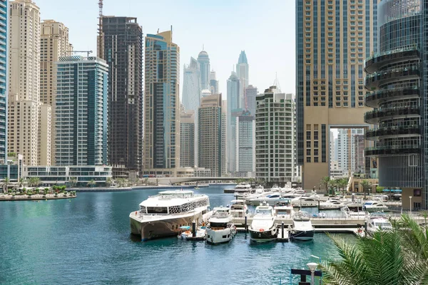 İskeleler ve yatlar lüks bölgesi Dubai - Marina, Birleşik Arap Emirlikleri, Jun.2018 ile mavi kanal