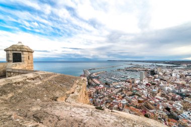 Santa Brbara Kalesi duvarlarından Alicante sahil beldesi şehir peyzaj, İspanya