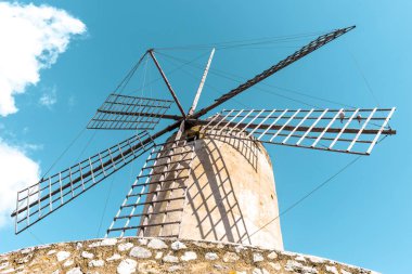 Açık güneşli bir günde geleneksel yel değirmeni, Palma de Mallorca, İspanya