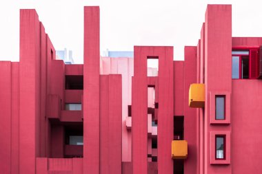 Modern İspanyol mimar Ricardo Bofill tarafından La Muralla Roja bina, Calp, İspanya