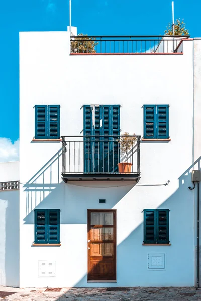 Casa branca espanhola tradicional, Palma de Maiorca, Espanha — Fotografia de Stock