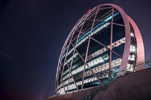Gece gökyüzüne karşı modern mimari. Aldar Genel Müdürlük Binası, Abu Dabi