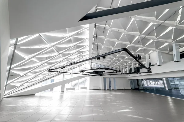 Espacio abierto interior moderno. Velas de paneles de protección solar en el techo de cristal —  Fotos de Stock